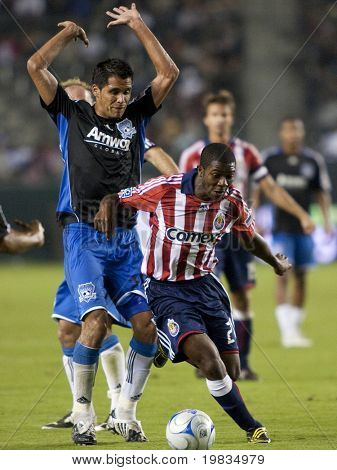 CARSON, CA. - 17 ottobre: Michael Lahoud (R) ottenendo da Ramon Sanchez (L) durante la vs Chivas USA. 