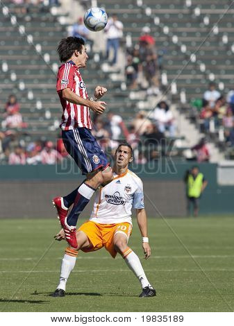 คาร์สัน CA - 25 ตุลาคม: ซาชา Kljestan (แอล) หัวลูกเลย Geoff Cameron (R) ระหว่าง Chiv