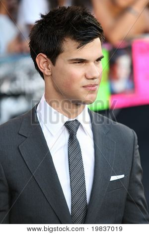 LOS ANGELES, CA. - 24. června: Taylor Lautner navštěvuje The Twilight Saga Eclipse Los Angeles premiéra o