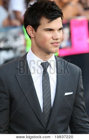 LOS ANGELES, CA. - 24. června: Taylor Lautner navštěvuje The Twilight Saga Eclipse Los Angeles premiéra o