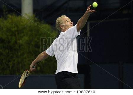 LOS ANGELES, CA. - Juli 24: Andre Agassi und John McEnroe (Bild) spielen ein Charity-Match bei der Fa