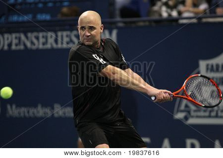Los Angeles, ca. 24 Juli: Andre Agassi (im Bild) und John Mcenroe spielen Sie eine Nächstenliebe-Übereinstimmung in der Fa