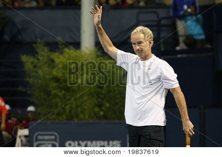 LOS ANGELES, CA. - Juli 24: Andre Agassi und John McEnroe (Bild) spielen ein Charity-Match bei der Fa