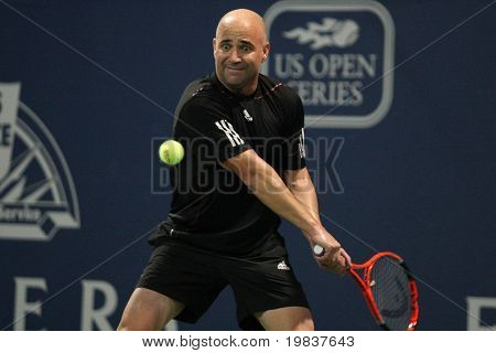 Los Angeles, ca. 24 Juli: Andre Agassi (im Bild) und John Mcenroe spielen Sie eine Nächstenliebe-Übereinstimmung in der Fa
