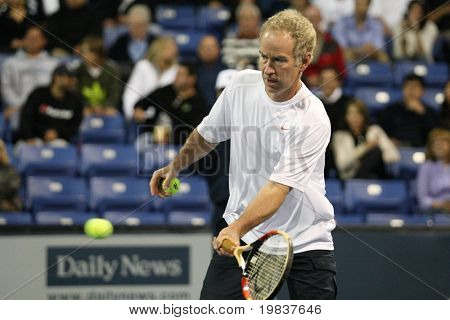 LOS ANGELES, CA. - Juli 24: Andre Agassi und John McEnroe (Bild) spielen ein Charity-Match bei der Fa