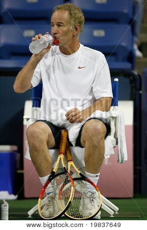 LOS ANGELES, CA. - Juli 24: Andre Agassi und John McEnroe (Bild) spielen ein Charity-Match bei der Fa