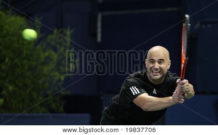LOS ANGELES, CA. - 24 กรกฎาคม: Andre Agassi (ภาพ) และจอห์น McEnroe กระชับกุศลที่ Fa
