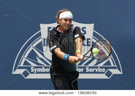 LOS ANGELES, CA. - 26 lipca: Lukas Lacko Ernests Gulbis Łotwy i Słowacji (na zdjęciu) grać m