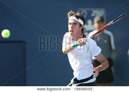 LOS ANGELES, CA. - 27 กรกฎาคม: Leonardo Mayer ของอาร์เจนตินา (ภาพ) และ [สุขา] James Blake ของเล่นในสหรัฐอเมริกา 