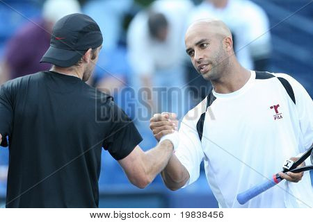 LOS ANGELES, CA. - 29 lipca: Benjamin Becker z Niemiec (L) i [WC] James Blake z USA (R) ma grać