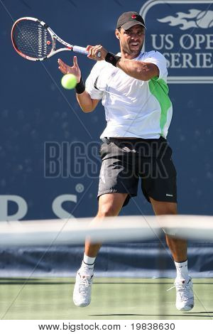 LOS ANGELES, CA. - 29. Juli: Alejandro Falla von Columibia (im Bild) und Erenests Gulbis über Lettland pl