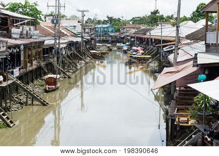 SAMUT SONGKHRAM, THAILAND - JULY 22, 2017 : AMPHAWA FLOATING MARKET in Thailand.