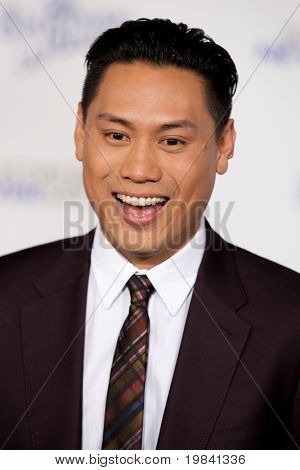 LOS ANGELES, CA - 8 feb: ผู้กำกับ Jon M. Chu มาถึงที่พาราเม้าท์ภาพ Justin Bieber: ไม่เคย 