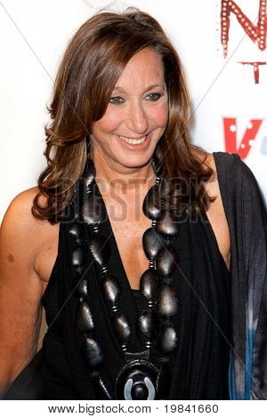 SANTA MONICA, CA. - FEB 22: modedesigner & skaberen af DKNY tøjmærke Donna Karan ankommer til