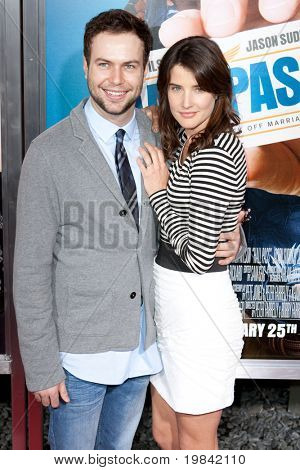 HOLLYWOOD, CA. - 23 FEB: Cobie Smulders (R) e Taran Killam (L) arrivano al Cinerama Dome per la