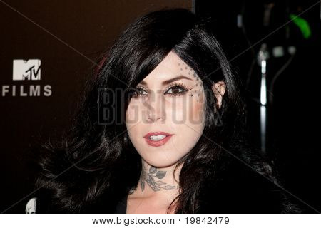 LOS ANGELES, CA. - 7. maaliskuuta: Kat Von D saapuu Paramount Studios juhliakseen J
