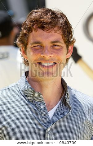 LOS ANGELES - 27 JUN: James Marsden arriveert op de Despicable Me première in het Nokia Theater op Ju