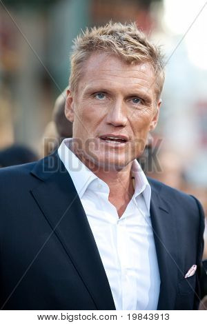HOLLYWOOD, CA. - AUG 3: Dolph Lundgren ankommer til The Expendables Los Angeles premiere på Graumans 