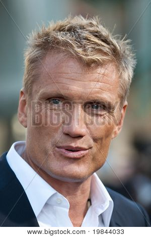 HOLLYWOOD, CA. - AUG 3: Dolph Lundgren ankommer til The Expendables Los Angeles premiere på Graumans 