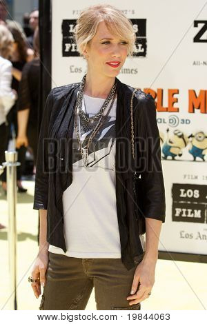 LOS ANGELES - JUN 27: Kristen Wiig anländer till Despicable Me premiär på Nokia Theater på Jun