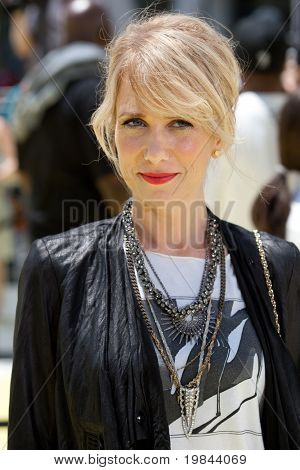 LOS ANGELES - JUN 27: Kristen Wiig anländer till Despicable Me premiär på Nokia Theater på Jun