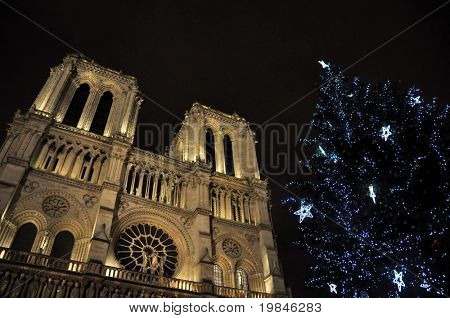 Julepynt på Notre dame de Paris