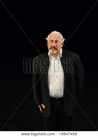 BRIGHTON, Velká Británie-červenec 16: Simon Callow velikánů veřejnost po provedení Shakespeare muž Stratfo