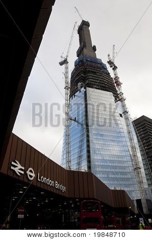 ロンドン、イギリス - 1 月 10 日: シャード ロンドン ブリッジ タワー建設、2012 年に完成のため