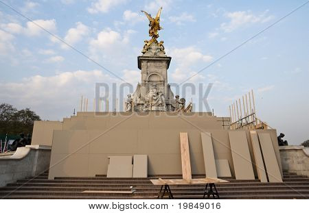 Londyn, UK - 20 kwietnia: Przygotowanie pracy w Pałacu Buckingham i Victoria Memorial dla royal
