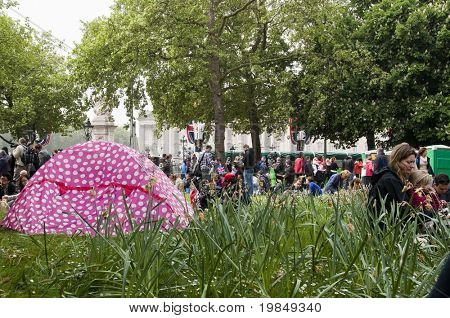 LONDON, İngiltere - 29 Nisan: Pembe çadır ve kalabalık sırasında Prens William ve Ka Buckingham Palace yakınındaki seçme oteller