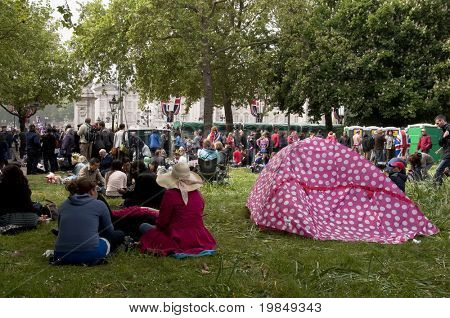 LONDON, İngiltere - 29 Nisan: Pembe çadır ve kalabalık sırasında Prens William ve Ka Buckingham Palace yakınındaki seçme oteller