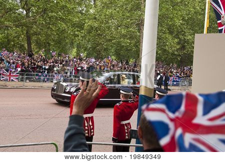 LONDON, İngiltere - 29 Nisan: Kraliçe Elizabeth ve Prens olacak onların Rolls-Royce Edinburgh Dükü