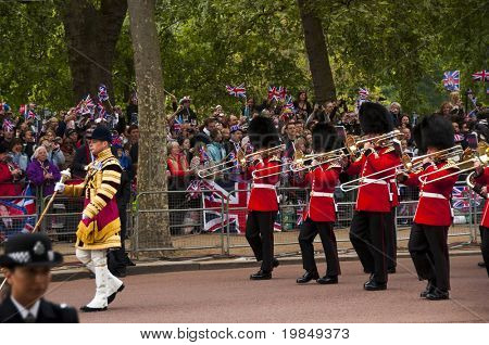LONDON, İngiltere - 29 Nisan: Royal guard band Prens William ve Kate Middleton düğün, Ap alışveriş merkezi