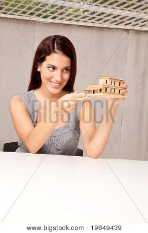 Arkitekt tilfreds med en model hus design