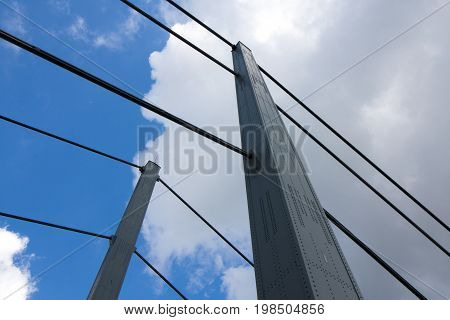 Detailed view on the structural engineering of the Theodor-Heuss-Bridge in Dusseldorf