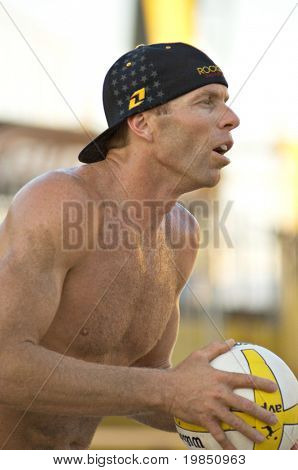 GLENDALE, AZ - SEPTEMBER 26: AVP pro Casey Jennings, Ehemann von Olympiasieger Kerri Walsh, c