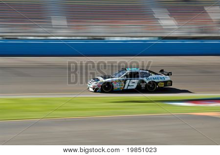 AVONDALE, AZ - NOV 7 - Elliott Sadler (19) spielt in der NASCAR Sprint Cup Serie bei Phoenix 