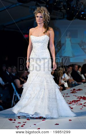 SCOTTSDALE, AZ - NOV 7: Destiny's Bride formelle og brude fashion collection vist på Scottsdale Fas