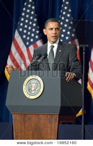 MESA, AZ - 18. února: Americký prezident Barack Obama mluví o obřím ústavům poskytujícím hypoteční krize v Dobson vysoké 