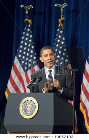 MESA, AZ - 18. února: Americký prezident Barack Obama mluví o obřím ústavům poskytujícím hypoteční krize v Dobson vysoké 
