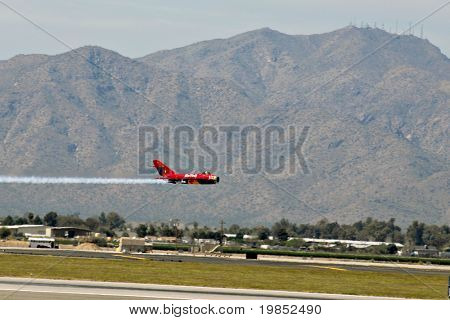 GLENDALE, AZ - március 21: Bill Reesman tesz egy kis magasságban át egy orosz MiG-17 a Biennálén 