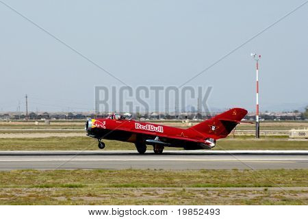 GLENDALE, AZ - március 21: Bill Reesman landol egy orosz MiG-17-a kétévenkénti légi show (