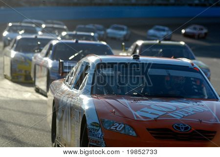 AVONDALE, AZ - 18 avril : Fils de Joey Logano #20 un groupe de voitures lors de la coupe Sprint de NASCAR race à la 