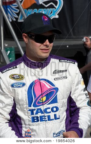AVONDALE, AZ - 10 เมษายน: โปรแกรมควบคุมนาสคาร์ David Gilliland ทำลักษณะก่อนการเริ่มต้นของคำ