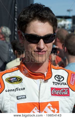AVONDALE, AZ - 10 avril : Pilote NASCAR Joey Logano a fait une apparition avant le début de la Subwa