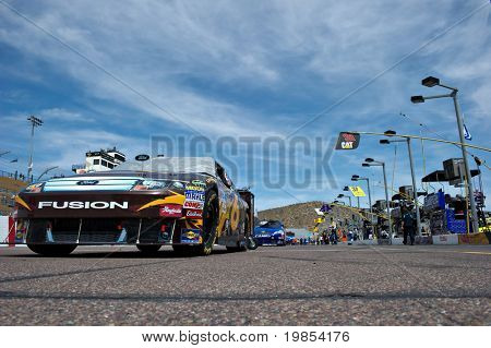 AVONDALE, AZ - 10 เมษายน: รถยนต์ฟอร์ด UPS, #6 ขับเคลื่อน โดย David Ragan รอเริ่มหนาว 