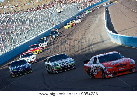AVONDALE, AZ - 10 avril : Joey Logano (#20) mène une ligne de voitures au cours d'un drapeau d'avertissement jaune à la 