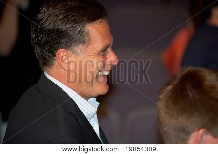 MESA, AZ - 4 de junio: El ex gobernador de Massachusetts Mitt Romney aparece en una reunión en junio 
