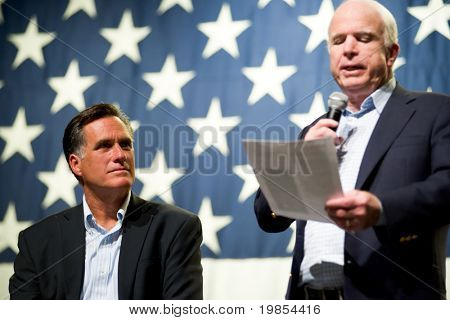 MESA, AZ - 4 de junio: El ex gobernador de Massachusetts Mitt Romney y el senador John McCain aparecen en un remolque