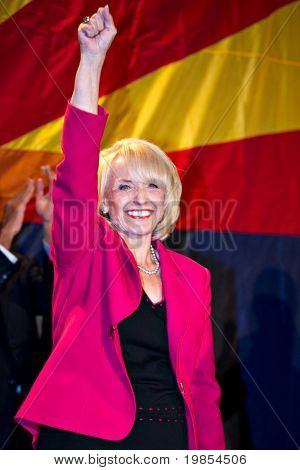 PHOENIX, AZ - 2 NOVEMBER: Arizona gouverneur Jan Brewer viert de overwinning in de campai van haar 2010 verkiezing